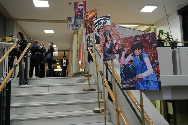 Schon vor Beginn der Aufführung wird sichtbar, wie viele Jugendliche am Musical „Geld oder Leben“ mitwirken – präsentiert im Eingangsbereich der Schule.
 | Foto: Nicole Schawill