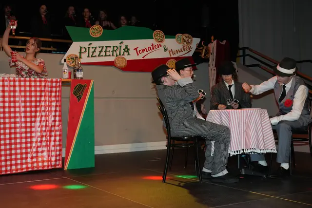 Detail aus dem Bühnenbild: Die Pizzeria als stimmungsvoller Schauplatz einer Szene. | Foto: Nicole Schawill