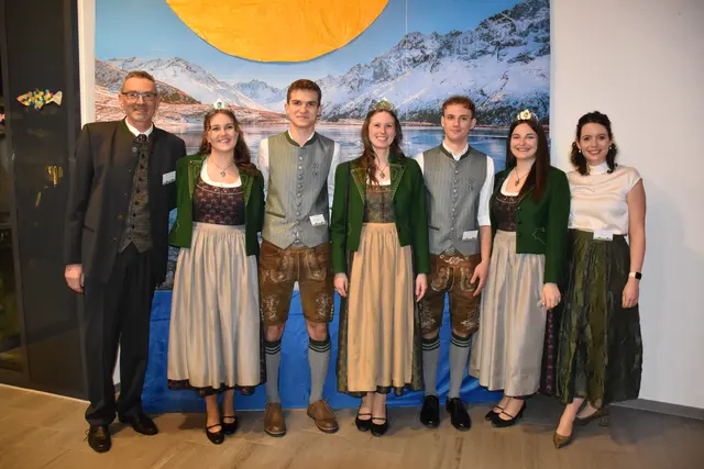 Direktor Reinhold Holler (l.) und Klassenvorstand Maria Switik (r.) mit den Klassensprechern Stefan Ramminger und Florian Weingartmann sowie den steirischen Weinhoheiten. | Foto: MeinBezirk/Waltraud Fischer