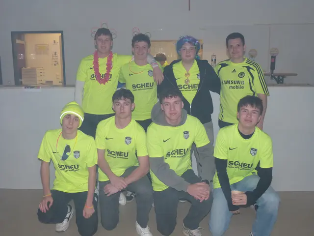 Zusammenhalt, sowohl am Fußballplatz, als auch bei der legendären Neon Faschingsparty im Vereinshaus.  | Foto: Vanessa Wittmann