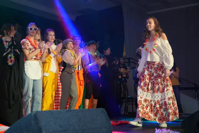 Rachela Duga als Bardame singt gemeinsam mit ihren SchulkollegInnen auf der Bühne.
 | Foto: Nicole Schawill