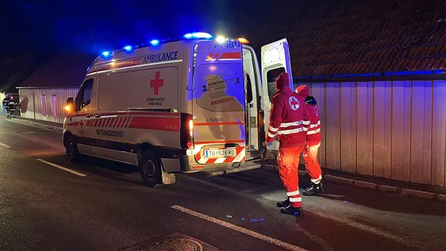 Blaulicht in der Dunkelheit: Einsatzkräfte rücken in den frühen Morgenstunden im Raum St. Pölten an. | Foto: DOKU-NÖ