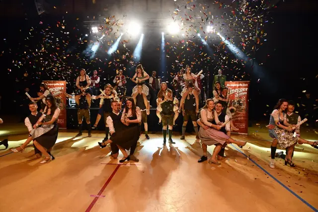 Gelungene Polonaise zur Balleröffnung der Tansweger Schüler in der WM Halle Murau. | Foto: Anita Galler