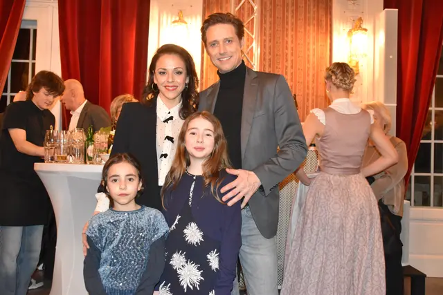 Familienpower auf der Bühne in Baden: So wie die Familie Trapp in "Sound of Music" tritt Lukas Perman bei der Premiere im Stadttheater mit seinen Töchtern Ivy und Liv als Familie gemeinsam auf, hier mit Mutter Marjan Shaki. | Foto: Mirjam Preineder