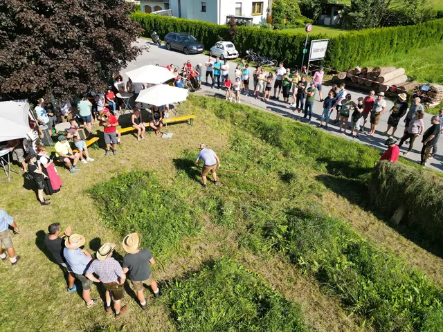 Beim Kirchtag gibt es auch einen Sensenmäh-Wettbewerb. | Foto: Dorfgemeinschaft Gödersdorf