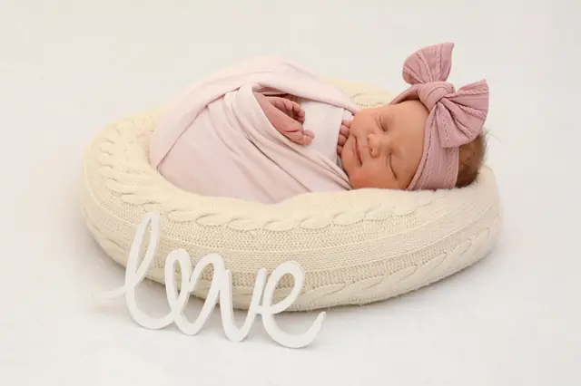 Name: Olivia Sabine
Geburtsdatum: 12.01.2026
Gewicht: 3.750 g
Größe: 52 cm
Eltern: Michaela Leitner und Alfred Steiner aus Pöls-Oberkurzheim | Foto: Babysmile