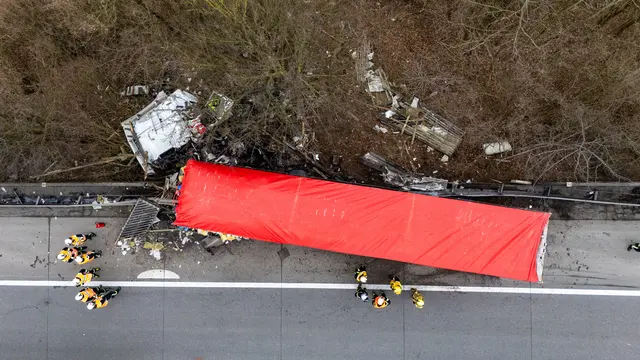 Die Bergungsarbeiten dauern derzeit noch an. Mit Verkehrsbehinderungen und Staus rund um die Unfallstelle ist zu rechnen.