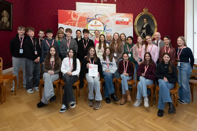 Die Schüler der TNMS Pettenbach im Linzer Landhaus. | Foto: Andreas Krem
