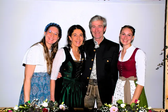 Flotte Dirndl  und  elegante  Lederhosen  prägten `den  14. Landball  
