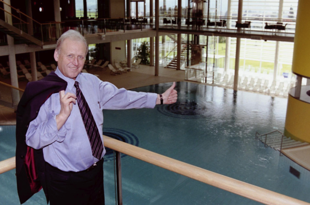 Alt-Bürgermeister Franz Buchegger mit seinem "Baby", der Therme Nova. | Foto: FOTO KOREN