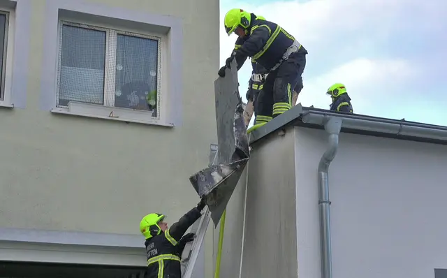 Das Dach wurde zum Löschen geöffnet. | Foto: BFKDO BADEN / Stefan Schneider