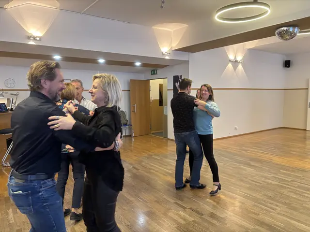 Schritt für Schritt Richtung Bauernbundball: Beim "Fresh-Up Steirisch Tanzen" wurde konzentriert geübt – und dabei viel gelacht. | Foto: MeinBezirk/ Antonia Unterholzer