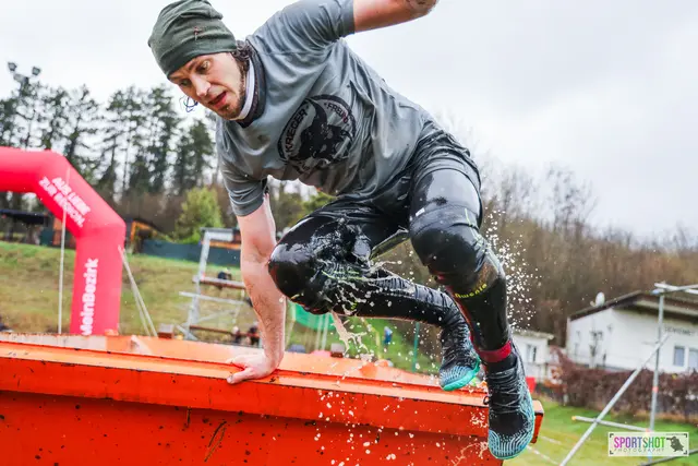 Wälder, Wiesen, Gräben und unterschiedliche Hindernisse machen den Dirtrun zu einem abwechslungsreichen Hindernislauf, bei dem Einzelkämpferinnen und -kämpfer sowie Teams gleichermaßen gefordert sind. | Foto: Sportshot