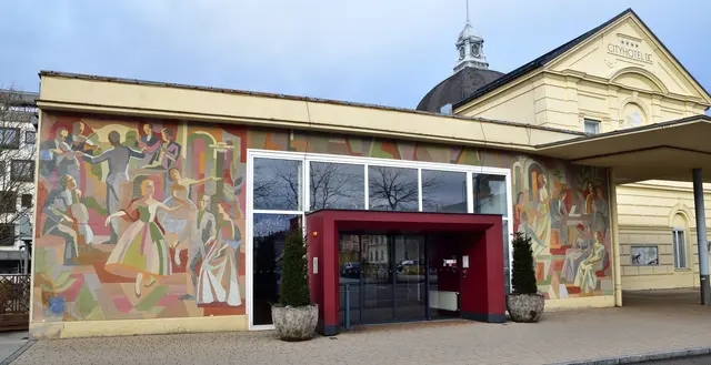 Künstlerische Gestaltung des Portals in reiner Mörteltechnik von Maria Sturm für das in der zweiten Hälfte der 1950er-Jahre errichtete Foyer der Stadtsäle (heute Cityhotel) in St. Pölten. | Foto: Hans-Peter Kriener