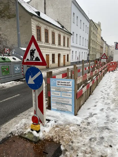In der Zinckgasse wurden im Winter Rohre verlegt. | Foto: BV15