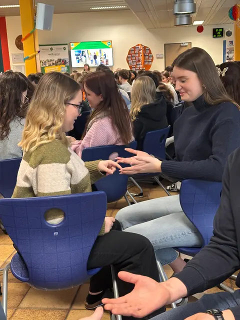 Isabella Senk (Schulsprecherin) und Johanna Zlabinger probierten die Übungen gleich aus.  | Foto: HAK Zwettl