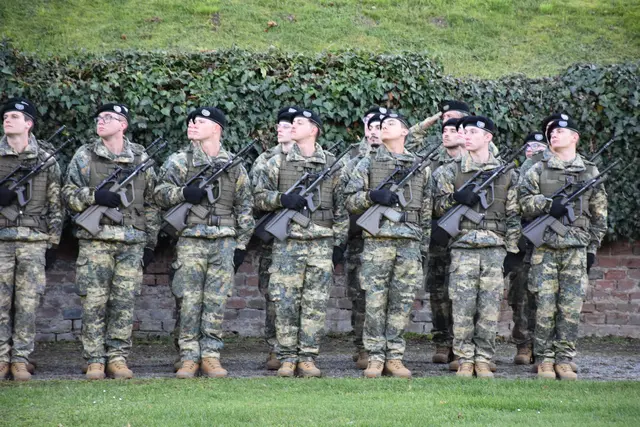 Nachdem Kanzler Stocker sich für eine Volksbefragung zur Wehrpflicht ausgesprochen hatte, bleiben die Neos weiterhin bei einem Nein zur Befragung.(Archivbild) | Foto: Alexandra Goll
