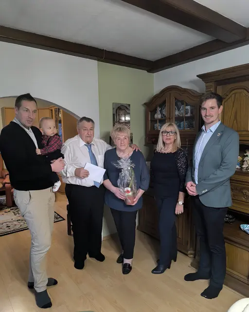 Familie Horacek gemeinsam mit Bürgermeister Armin Türk. | Foto: Stadtgemeinde Marchegg
