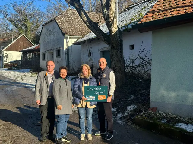 LTAG. Bgm. Richard Hogl, GR Petra Thürr, LEADER GF Renate Mihle und LEADER Obm. Peter Steinbach setzen sich mit dem Kellergassenmanagement und der Gruppe Baudirektion des Landes dafür ein, dass Kellergassen als Alleinstellungsmerkmal und Kulturgut im Weinviertel erhalten bleiben. | Foto: Leader Region Weinviertel-Manhartsberg