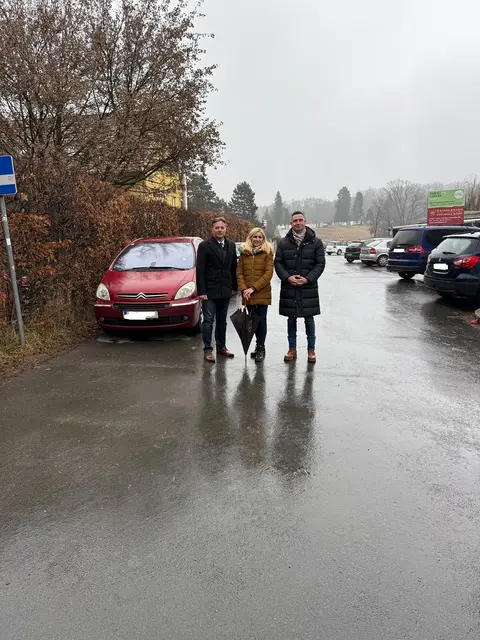 In Sorge um Sicherheit der Schülerinnen und Schüler in St. Peter: René Apfelknab, Sabrina Kunasek und Peter Krottmaier. | Foto: FPÖ Graz