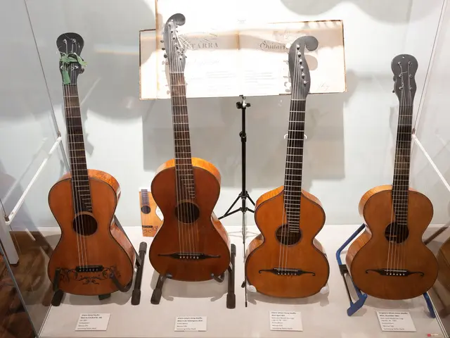 Blick in die Ausstellung: Gitarren der berühmten Wiener Gitarrenbau-Familie Stauffer aus dem Anfang des 19. Jahrhunderts. | Foto: © Martin Vandory