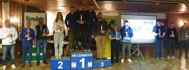 Die Sieger der einzelnen Klassen durften sich über Pokale und Medaillen freuen. | Foto: SK Lermoos