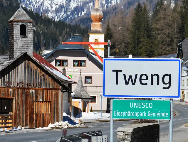 (Symbol-/Archivfoto) Ortseinfahrt zur Gemeinde Tweng. | Foto: pjw