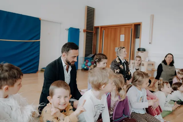 Bürgermeister Thomas Suitner war im Kindergarten zu Gast und erklärte den Axamer Bock.  | Foto: Lichterpuls – Huber Madeleine