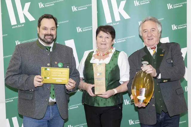 Roswitha und Josef Krenn (r. ) fuhren einen Landessieg ein. Mit am Bild: Verkostungschef Georg Thünauer. | Foto: Foto Fischer