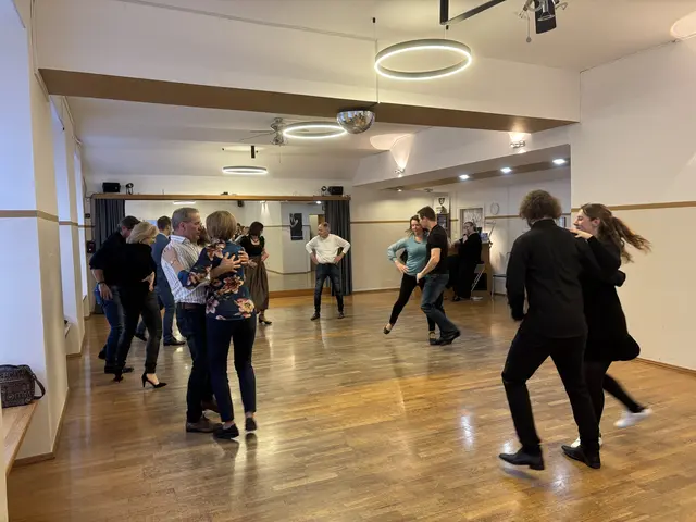 90 Minuten Bewegung, Musik und gute Laune – der Crashkurs machte Lust auf einen schwungvollen Abend beim Bauernbundball. | Foto: MeinBezirk/ Antonia Unterholzer