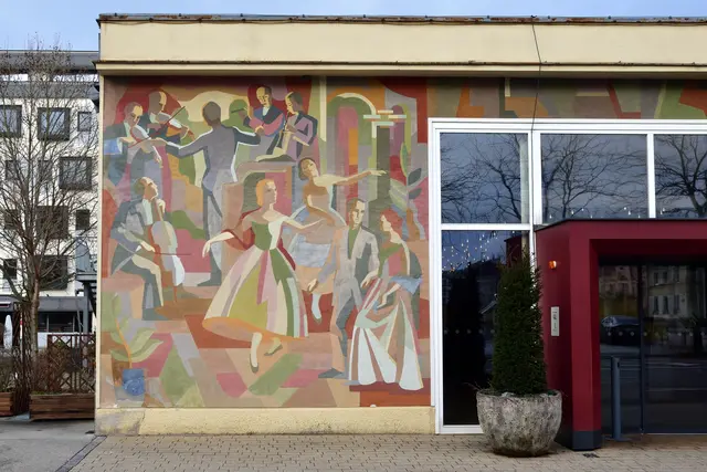 Foyer Stadtsäle (heute Cityhotel) in St. Pölten: Wandbild "Ballszene" von Maria Sturm in der Andreas-Hofer-Straße. | Foto: Hans-Peter Kriener