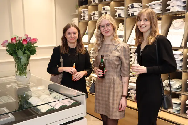 Teresa, Vanessa und Nadine von der Tischlerei Kieslinger aus Sigharting genossen einen gelungenen Premierenabend.