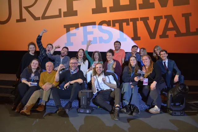 Die Gewinner der Publikumspreise beim Tiroler Kurzfilmfestival 2026 mit den beiden Veranstaltern Anna Etzelstorfer und Dominik Kainzner. | Foto: Veronika Spielbichler