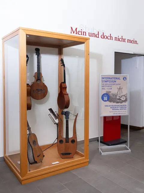 Ein Blick in die Ausstellung, die noch bis 15.2.2026 im Tiroler Volkskunstmuseum zu sehen ist. | Foto: © Martin Vandory
