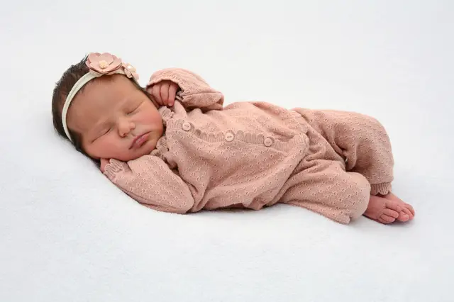 Name: Analeah
Geburtsdatum: 18.01.2026
Gewicht: 2.820 g
Größe: 46 cm
Eltern: Darlene und Darius Petrican aus der Veitsch | Foto: Babysmile