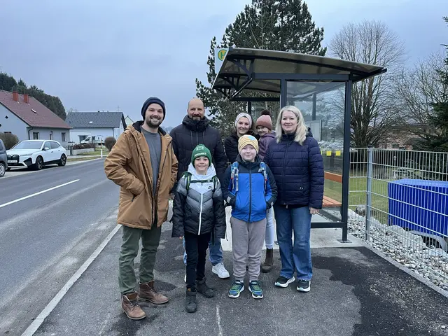 v.l.n.r.: Bürgermeister Michael Strasser und VzBgm. Roland Hadeyer mit den Schulkindern Philipp und Lukas und den beiden Eltern Michaela und Sabine, die sich für die neue Bushaltestelle stark gemacht haben. | Foto: Gemeinde Haidershofen