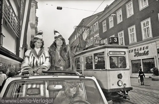 Im Februar 1976 sprang der Sänger Waterloo (Hans Kreuzmayr) kurzfristig für eine Fahrt entlang der Landstraße als Faschingsprinz ein. | Foto: Lentia-Verlag