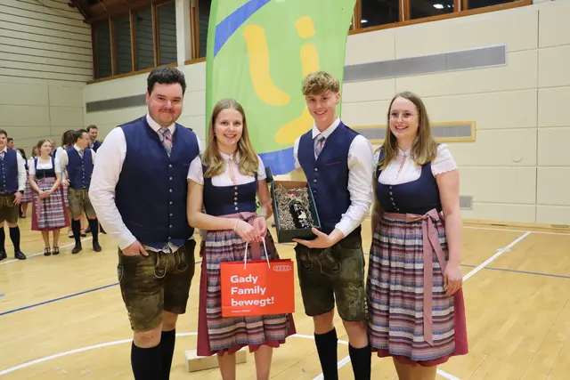 Platz 1 im Voting für Emilia Hörzer und Julian Gradwohl (Bildmitte) mit Gregor Reitzer und Maria Prietl. | Foto: Edith Ertl