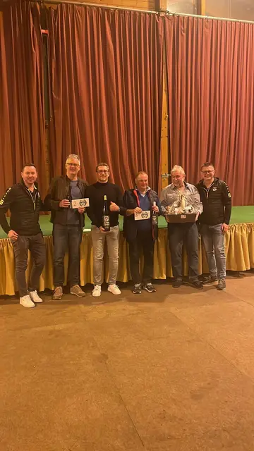 Die erfolgreichen Schnapser bei der Sieherehrung mit Obmann Peter Orgl und Obmann-Stv. Karl Pichler. | Foto: FC Schatz