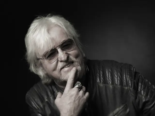 Reinhard Bilgeri liest und singt in Kirchham. | Foto: Jens Ellensohn
