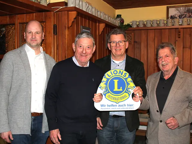 Von links: Präsident des Lions Clubs Seekirchen-Wallersee Stefan Millinger, Obmann der Flachgauer Tafel Johann Schmidinger, Präsident des Jahres 2025 Christof Mitterndorfer, Obmann-Stv. der Flachgauer Tafel Dr. Reinhard Kallinger | Foto: Lions Club Seekirchen-Wallersee
