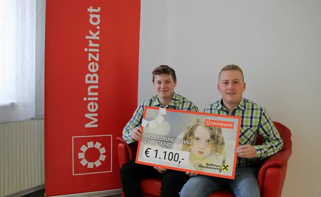 Felix Löffler (l.) und Georg Pfeiffer bei der symbolischen Übergabe des Spendenschecks. | Foto: MeinBezirk/Schütz