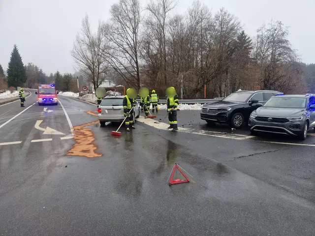 Die Feuerwehr hat ausgetretene Betriebsmittel gebunden und die Fahrbahn gereinigt. | Foto: Feuerwehr St.Jakob im Rosental