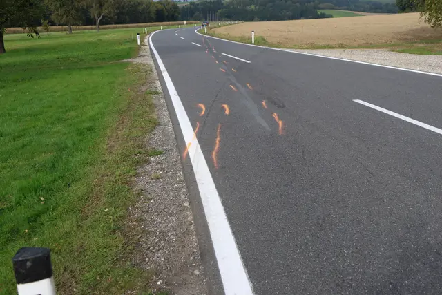 An dieser Kurve soll es am 3. Oktober 2025 in Waizenkirchen zu einem tödlichen Unfall gekommen sein.  | Foto: laumat.at/Matthias Lauber