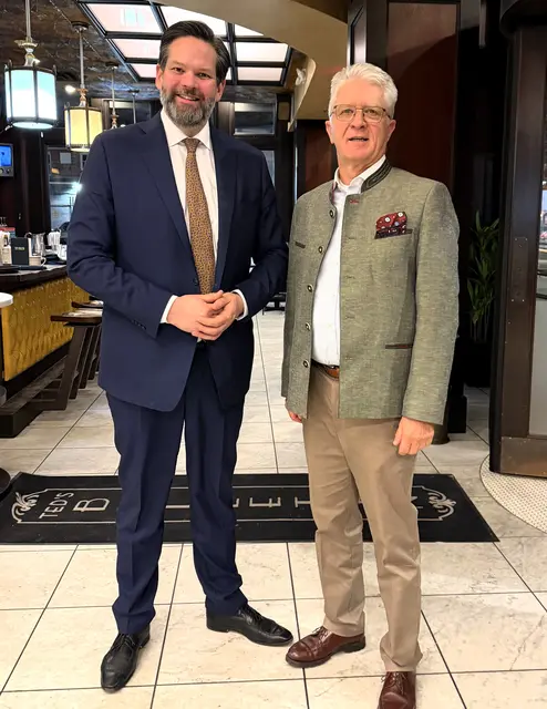 Der österreichische Europaabgeordnete Lukas Mandl und Österreichs Verteidigungsattaché in der USA, General Norbert Huber.  | Foto: Bitschnau