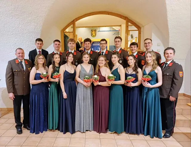 Eröffnet wurde die Veranstaltung durch das Jungdamen- und Jungherrenkomitee, das mit einem feierlichen Eintanzen den Ball offiziell eröffnete und dafür viel Applaus erntete.  | Foto: Freiwillige Feuerwehr Ebenthal