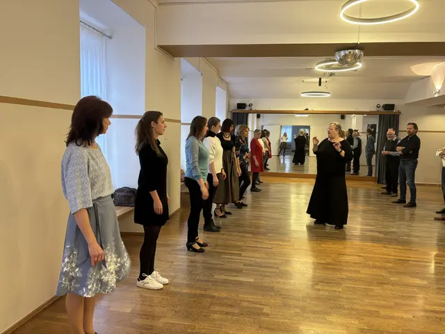 Volle Konzentration, lockere Stimmung: Die Teilnehmenden probten Polka, Walzer und Boarischer unter Anleitung von Tanzlehrerin Claudia Eichler. | Foto: MeinBezirk/ Antonia Unterholzer