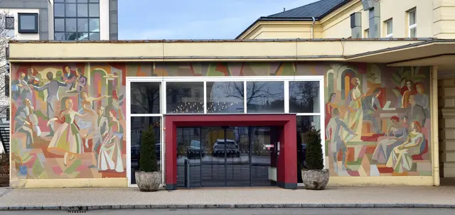 Zwei Fassadenbilder als Mörtelmosaik von der gebürtigen Seitenstettnerin Maria Sturm: "Ballszene" (Breite 413 cm, Höhe 420 cm) und "Liederabend" (Breite 385 cm, Höhe 420/400 cm), verbunden mit einem schmalen, abstrakten Fries über dem Eingang. | Foto: Hans-Peter Kriener