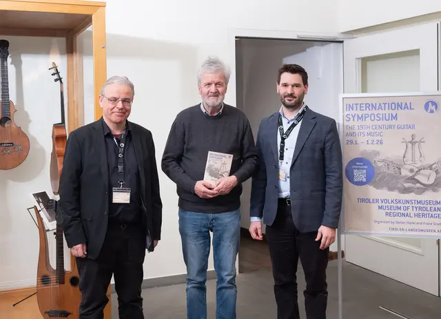 Die Organisatoren Franz Gratl (Leiter der Musiksammlung der Tiroler Landesmuseen), Stefan Hackl (Gitarrist und ehemaliger Musikpädagoge am Tiroler Landeskonservatorium und am Mozarteum Salzburg) und Andreas Holzmann, wissenschaftlicher Mitarbeiter der Musiksammlung der Tiroler Landesmuseen (v. li.). | Foto: © Martin Vandory