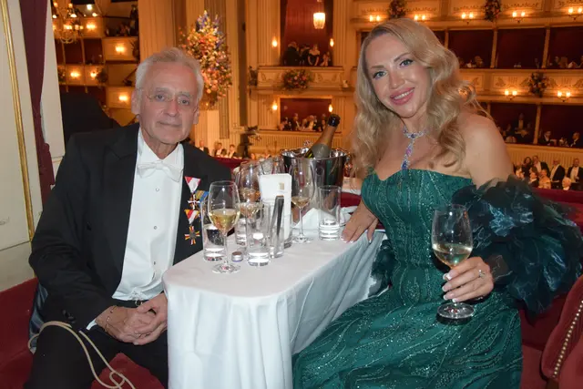 Christian und Ekaterina Mucha genießen den Opernball Jahr für Jahr von ihrer Loge aus. | Foto: Patricia Hillinger/MeinBezirk